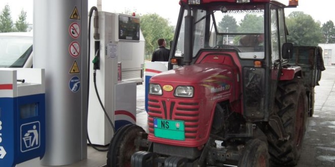traktor na benzinskoj pumpi za gorivo