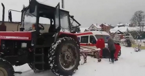 Meštani traktorom izvukli vozilo hitne pomoći s pacijentom