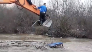 Traktorom upao u nabujalu Toplicu, a ONDA JE VODA POČELA DA GA NOSI!