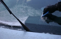 Kako da najlakše skinete led sa stakla na automobilu